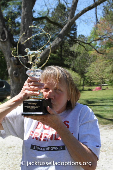 Mama Donna kissing Wag-a-Lot award